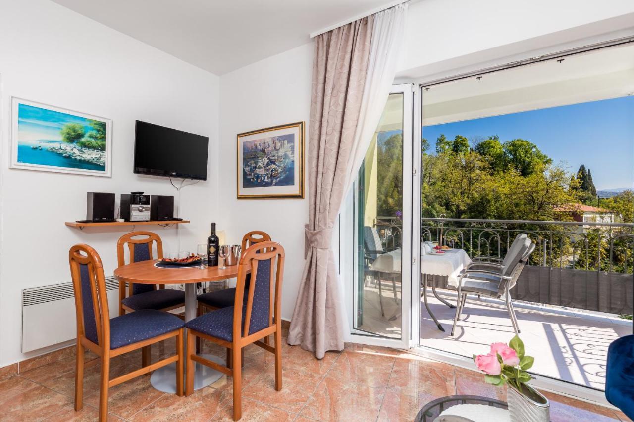 Light Summer Apartment With A Swimming Pool Опатія Екстер'єр фото